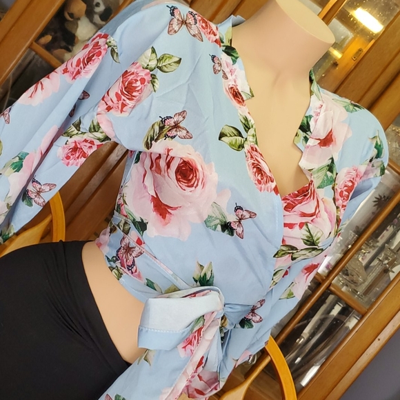 Stunning floral Wrap Top SUPER CUTE! IMPORTED - Picture 5 of 11
